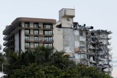 Na Floridě se zhroutila vícepodlažní budova, vyžádala si nejméně jednu oběť