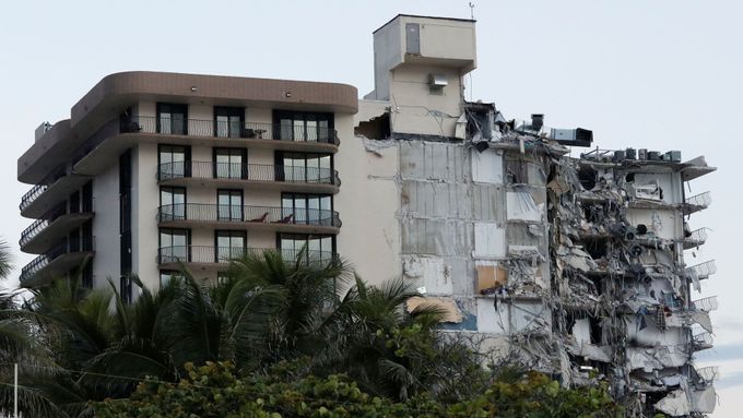 Na Floridě se zhroutila několikapodlažní budova.