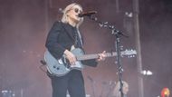 Phoebe Bridgers se svou barytonovou elektrickou kytarou Danelectro.