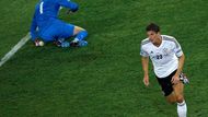 Mario Gómez slaví svůj druhý gól na šampionátu.