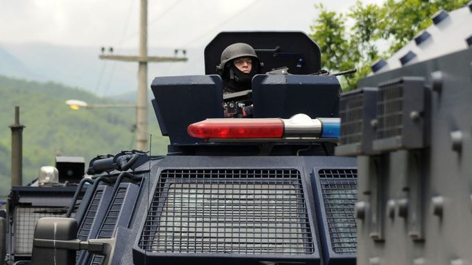 Kosovská policie ve městě Zubin Potok.