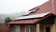 Není to obyčejný dům, ale dům energeticky soběstačný. Jeho střecha je osazena fotovoltaickými (vyrábějícími elektřinu) a fototermickými (zajištujícími ohřev vody) panely.