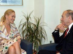 Olmert při nedávném setkání s herečkou Sharon Stoneovou.