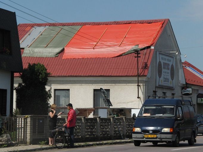 Střecha čívického hostince je zatím provizorně přikryta plachtou. Místní občan líčí médiím, kterak se tornádo hnalo pardubickým šestým obvodem