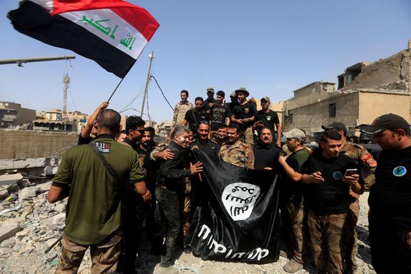 Irácká armáda oslavuje vítězství na Islámským státem v Mosulu.