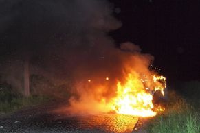 Fiat lehl popelem, řidič stačil včas vystoupit