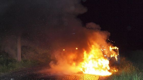 Fiat lehl popelem, řidič stačil včas vystoupit