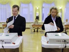 Odvolil i prezident Dmitrij Medveděv s manželkou