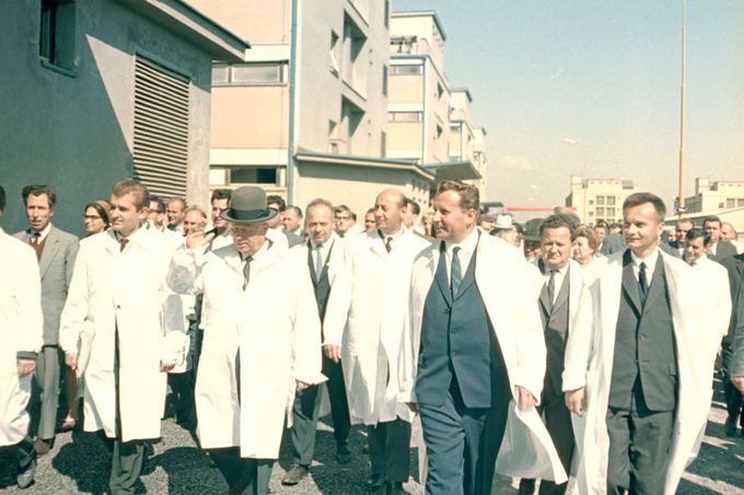 Sovětská stranická a vládní delegace vedená prvním tajemníkem ÚV KSSS Nikitou Sergejevičem Chruščovem(v klobouku) navštívila drůbeží velkofarmu Xaverov.