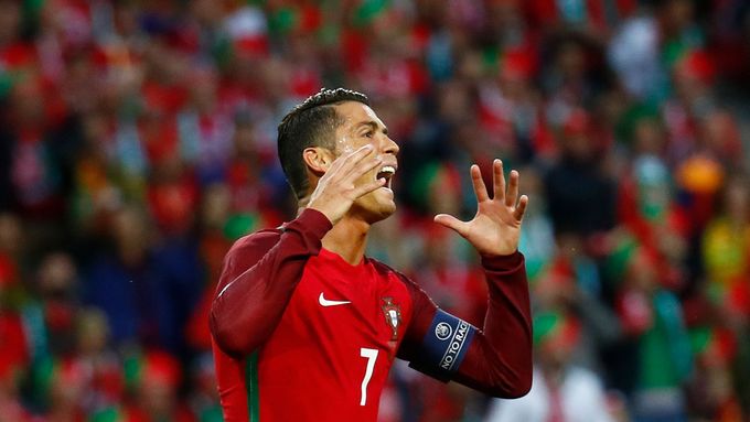 Tak naštvaný Cristiano Ronaldo na Euru zahodil novinářovi mikrofon do jezera
