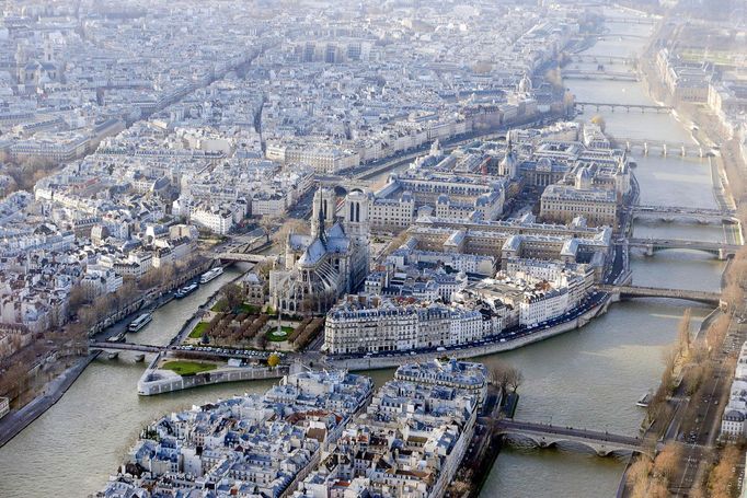 Letecký pohled na katedrálu Notre-Dame v Paříži, pořízený 11. ledna 2015, ukazuje její umístění na ostrově Île de la Cité na řece Seině.