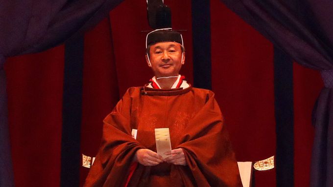 Foto: Nový japonský císař Naruhito usedl na trůn. Přijel Babiš i princ Charles