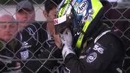 Le Mans je také soubojem člověka s technikou. Nejlépe o tom vypovídá heroická story Japonce Satoši Motojamy, který se loni dvě nekonečné hodiny marně snažil opravit svůj tříkolový Nissan DeltaWing. Vůz nebyl schopný dojet do boxů a protože podle pravidel jezdci nikdo nesmí pomáhat, jen sbíral rady od inženýrů a mechaniků, kteří stáli za bránou. Nakonec svoji snahu musel vzdát, Nissan nejel.