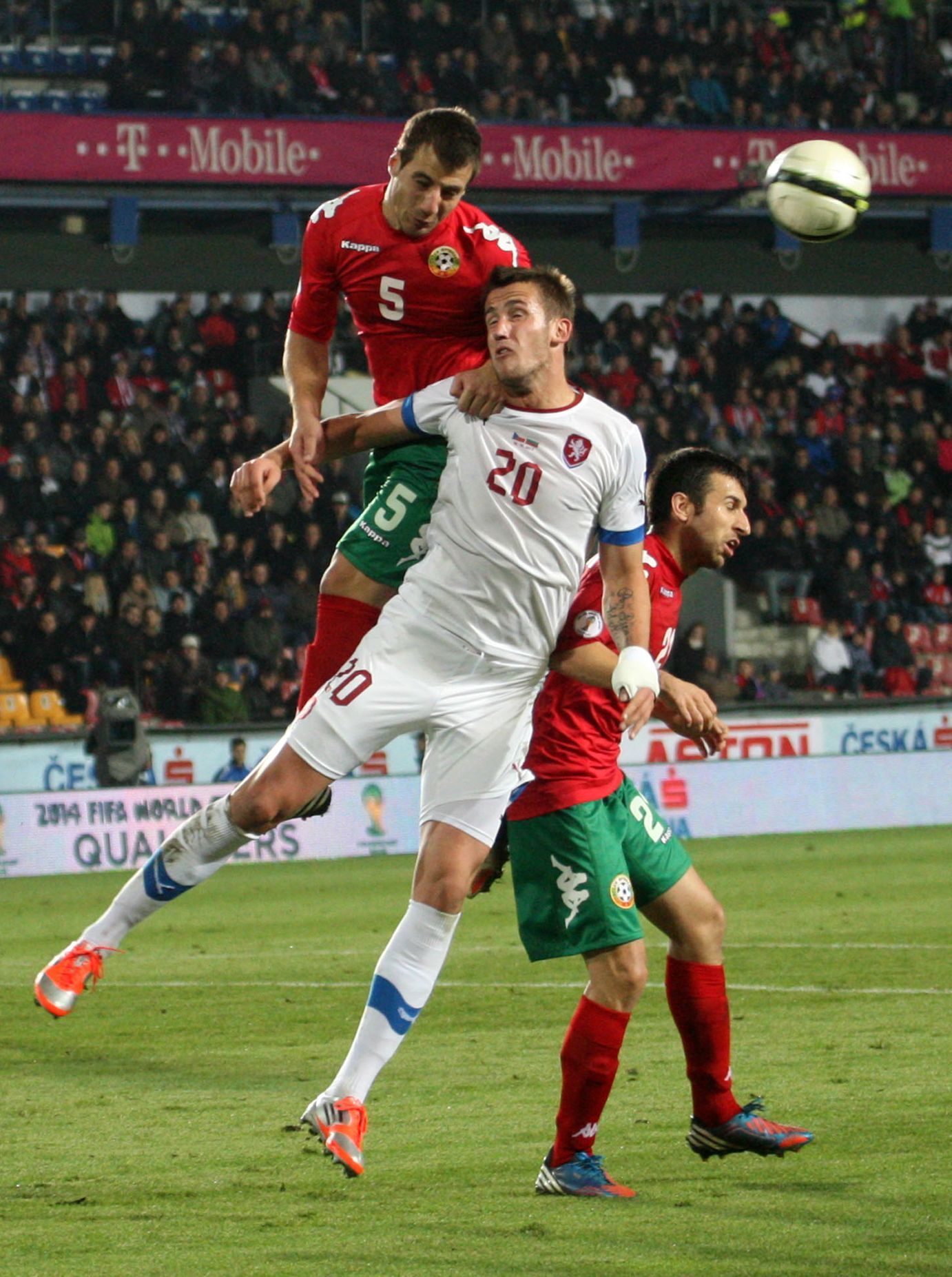 Český fotbalista Tomáš Pekhart hlavičkuje v utkání kvalifikace MS 2014 proti Bulharsku.