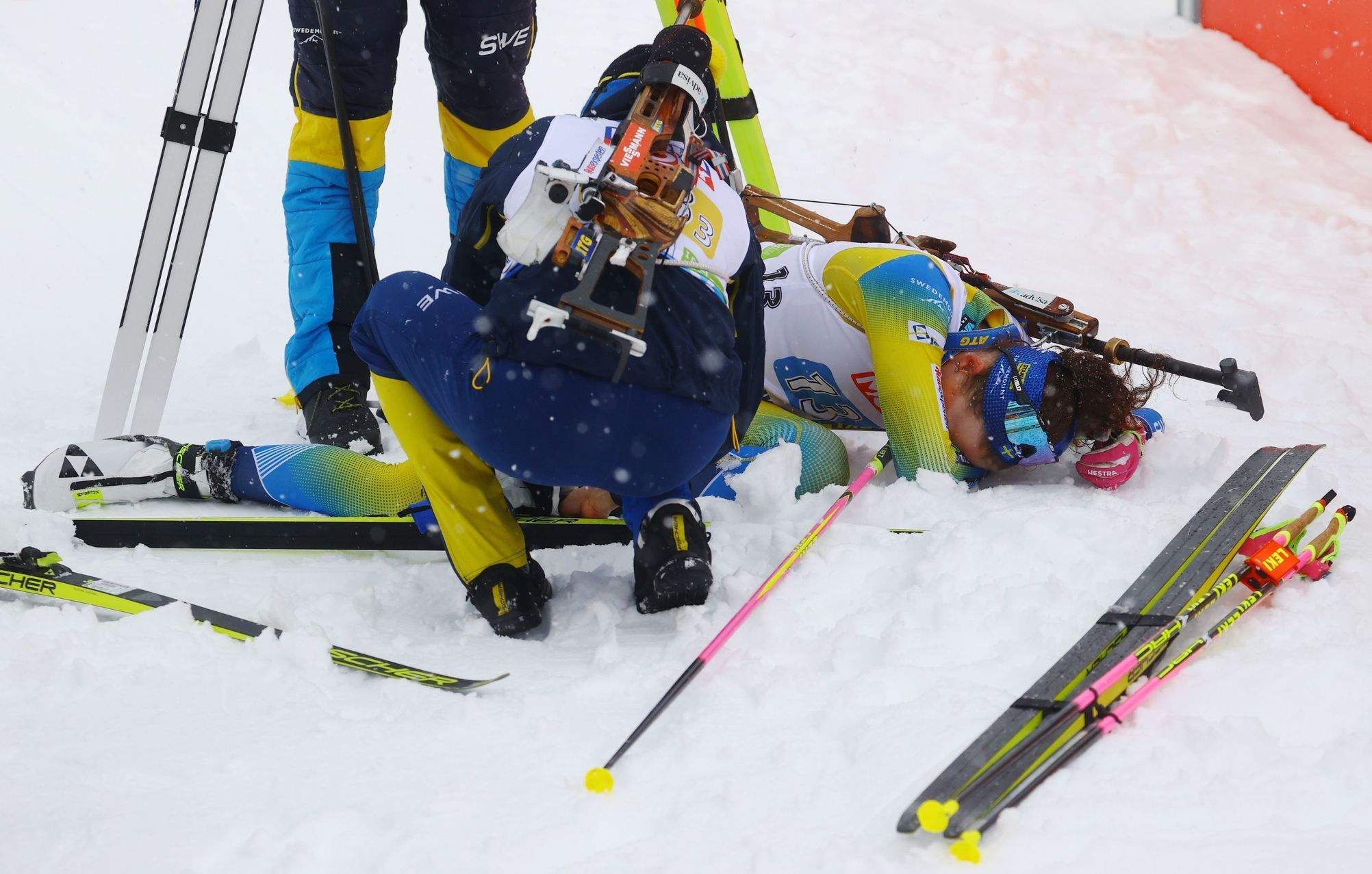 Vyčerpaná Hanna Öbergová v cíli smíšené štafety na MS v biatlonu 2021