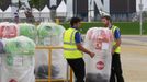 Workers put out recycling bins in the London 2012 Olympic Park ahead of the Olympic Games at Stratford in London July 17, 2012. REUTERS/Luke MacGregor (BRITAIN - Tags: SPORT OLYMPICS) Published: Čec. 17, 2012, 12:08 odp.