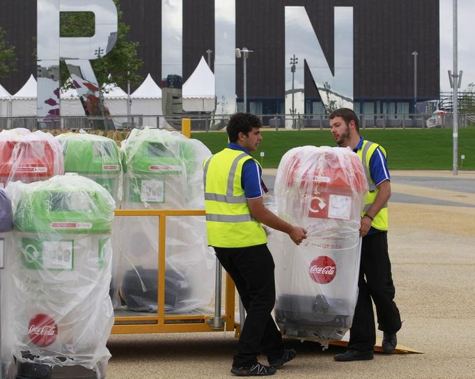 Workers put out recycling bins in the London 2012 Olympic Park ahead of the Olympic Games at Stratford in London July 17, 2012. REUTERS/Luke MacGregor (BRITAIN - Tags: SPORT OLYMPICS) Published: Čec. 17, 2012, 12:08 odp.