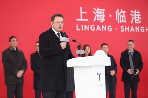 Tesla v rukou čínské propagandy: Levné úvěry, přednostní roušky, Musk mlží o viru