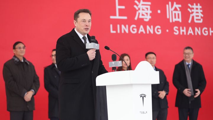 Tesla v rukou čínské propagandy: Levné úvěry, přednostní roušky, Musk mlží o viru