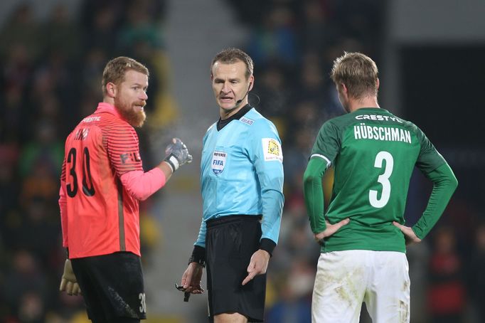 Rozhodčí Pavel Královec v ligovém zápase Sparta - Jablonec.