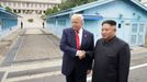 Trump a Kim se setkali v demilitarizovaném pásmu