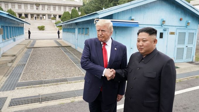 Trump a Kim se setkali v demilitarizovaném pásmu