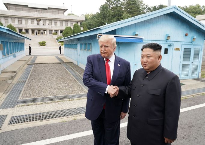 Trump a Kim se setkali v demilitarizovaném pásmu