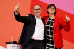 Německá SPD má nové vedení. Povede ji dvojice kritická k současné vládě s Merkelovou