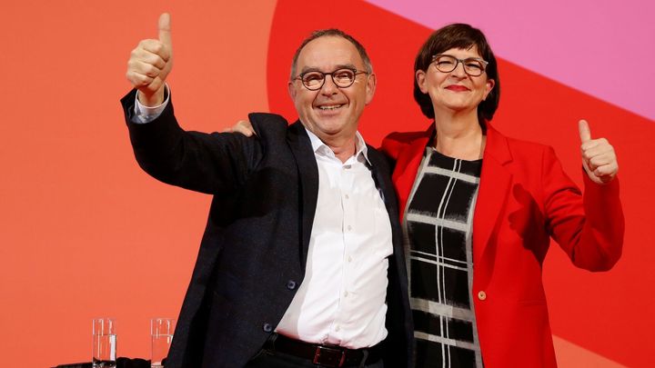 Německá SPD má nové vedení. Povede je dvojice kritická k současné vládě s Merkelovou