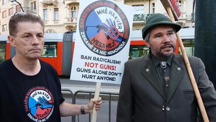 Místo zbraní banány a koště. Naštvaní čeští držitelé zbraní si počkali na Junckera