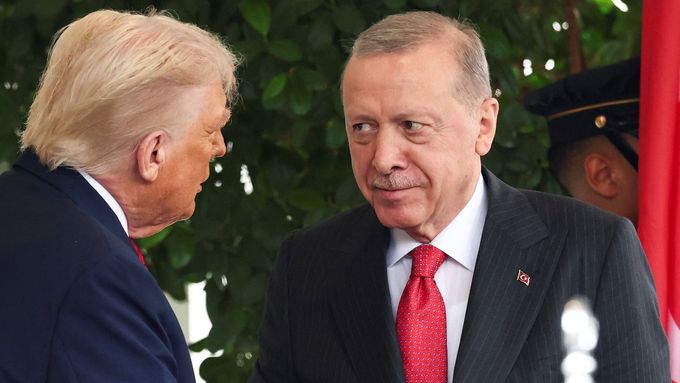 Donald Trump vítá tureckého prezidenta Recepa Tayyipa Erdogana na návštěvě v Bílém domě (25. 9. 2025).