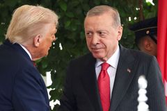 "Recepe, přestaňte už kupovat tu ruskou ropu," požádal tureckého prezidenta Trump
