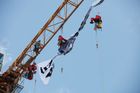 Aktivisté Greenpeace vylezli na těžní věže v Beskydech