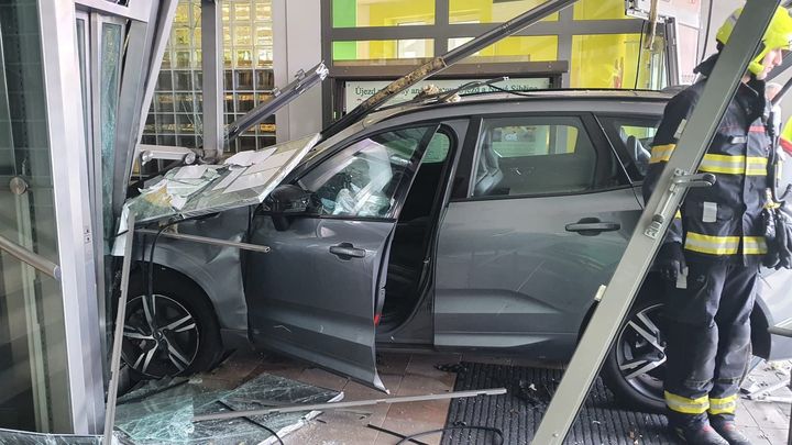 Auto v Praze srazilo cyklistu, vjelo do budovy a poničilo výtah, policie hledá svědky; Zdroj foto: Hasiči Praha