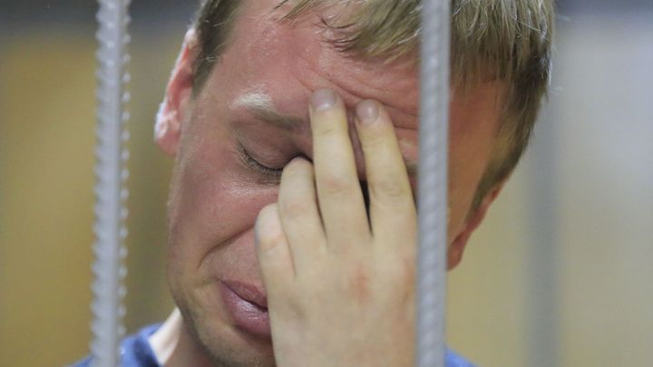 Jak v Rusku ničí nepohodlné: Policisté "najdou" drogy nebo dětské porno, říká novinář