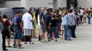 Long lines of voters are seen at the Supervisor of Elections office in West Palm Beach, Florida November 5, 2012. Palm Beach County Supervisor of Elections Supervisor Susan Bucher is one of five supervisors in heavily populated counties who has allowed in-person absentee voting after Florida Republican Governor Rick Scott refused to extend early voting. REUTERS/Joe Skipper (UNITED STATES - Tags: POLITICS ELECTIONS USA PRESIDENTIAL ELECTION) Published: Lis. 5, 2012, 5:30 odp.