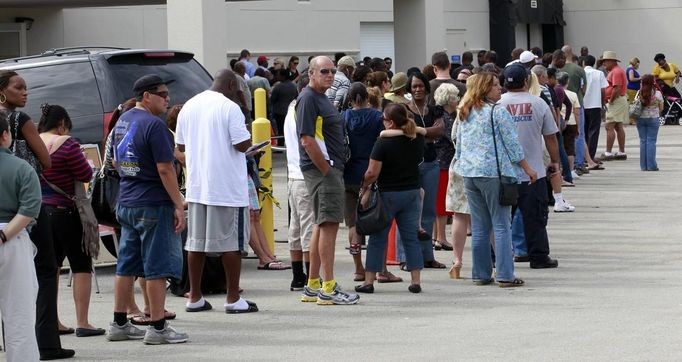 Long lines of voters are seen at the Supervisor of Elections office in West Palm Beach, Florida November 5, 2012. Palm Beach County Supervisor of Elections Supervisor Susan Bucher is one of five supervisors in heavily populated counties who has allowed in-person absentee voting after Florida Republican Governor Rick Scott refused to extend early voting. REUTERS/Joe Skipper (UNITED STATES - Tags: POLITICS ELECTIONS USA PRESIDENTIAL ELECTION) Published: Lis. 5, 2012, 5:30 odp.