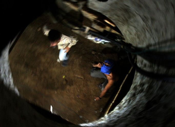 9 Titulek: Gaza's tunnel mugglers on Egypt border mostly idle Popis: Palestinian youth works inside a smuggling tunnel beneath the Egyptian-Gaza border in Rafah, in the southern Gaza, October 8, 2013. Gaza's tunnel smugglers along the border with Egypt are mostly idle these days. Since the summer, Egypt's military has tried to destroy or seal off most of the smuggling tunnels under the Gaza-Egypt border, a consequence of the heightened tensions between Cairo and the Hamas government in Gaza which is suffering a bad economic recession.