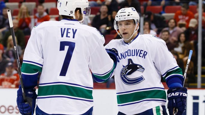 NHL: Vancouver Canucks at Detroit Red Wings (Vey, Vrbata)