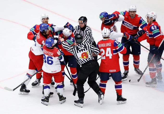 Isak Hansen a Matěj Stránský v zápase MS 2025 Česko - Norsko