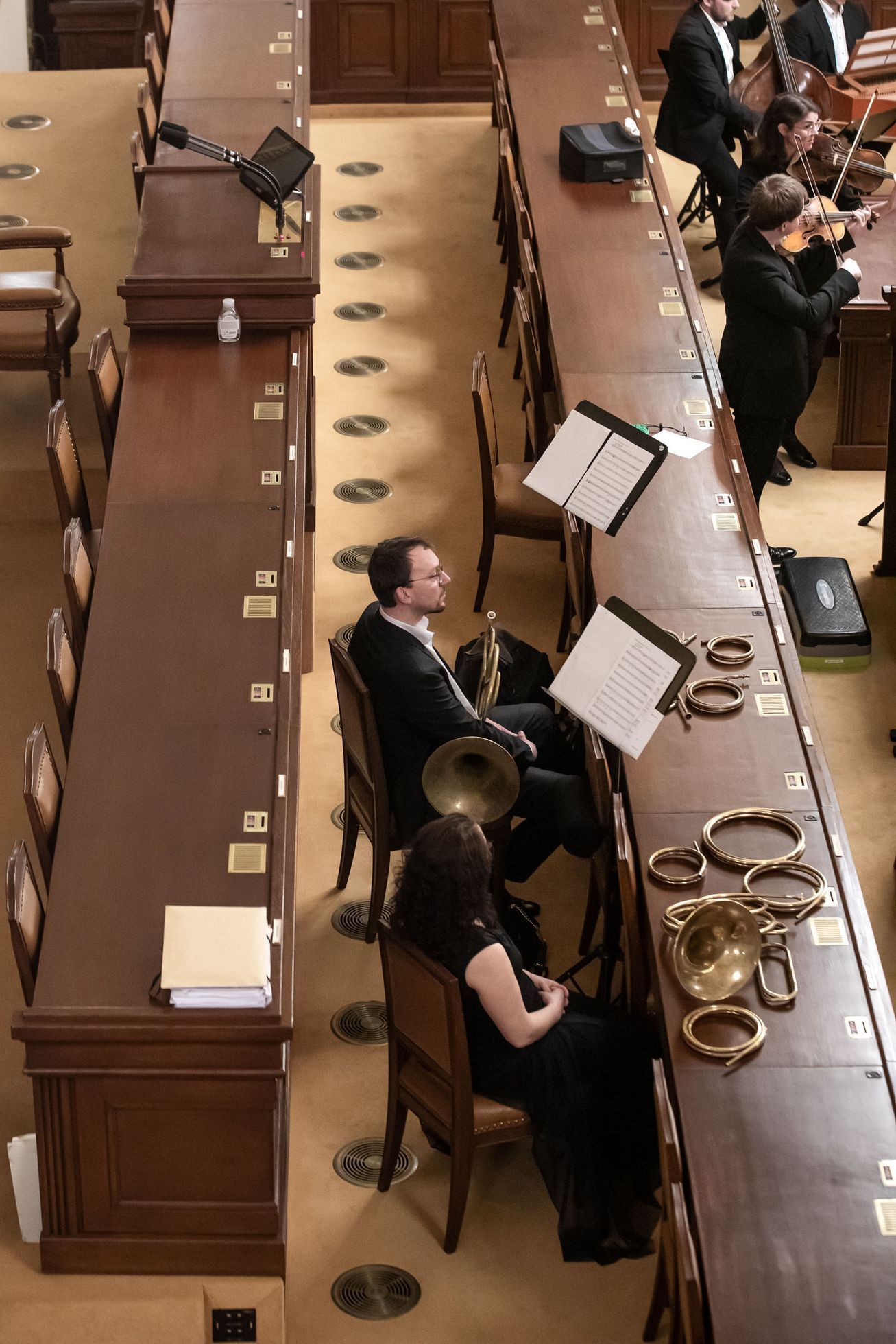 Opera v jednacím sále poslanecké sněmovny, zpívá Vojtěch Dyk a Simona Šaturová