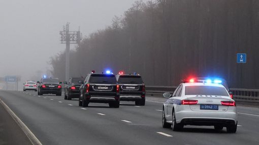 Konvoj amerického zmocněnce Steva Witkoffa přijíždí do Moskvy.