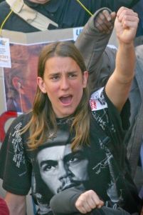Demonstrant s tričkem Che Guevary