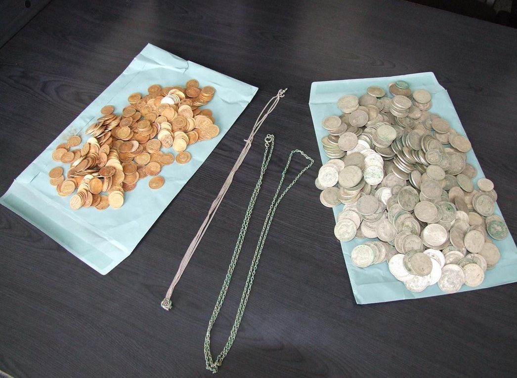 V pokladu bylo nalezeno 351 zlatých mincí, 417 stříbrných a několik stříbrných šperků.