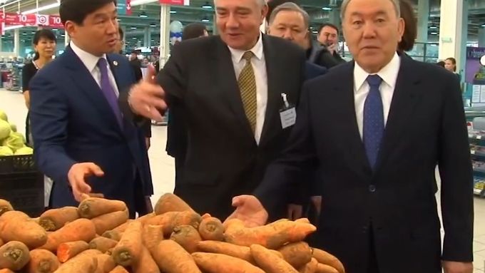 Scény z filmu Borat, který si dělá legraci z Kazachstánu, připomínala návštěva prezidenta této země ve francouzském supermarketu ve městě Almaty.