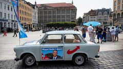 Trabant propaguje v ulicích Zhořelce před 2. kolem volby starosty kandidáta AfD Sebastiana Wippela.
