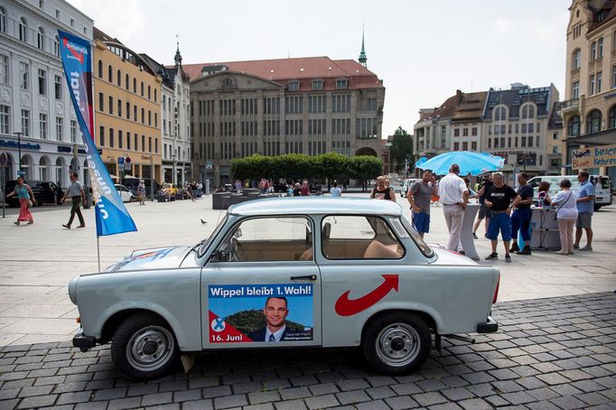 Trabant propaguje v ulicích Zhořelce před 2. kolem volby starosty kandidáta AfD Sebastiana Wippela.