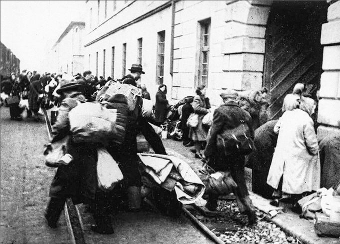 Záběr z natáčení nacistického propagandistického filmu o životě v Terezíně. Na tomto záběru je zachycen příjezd holandského transportu do Terezína v lednu 1944.