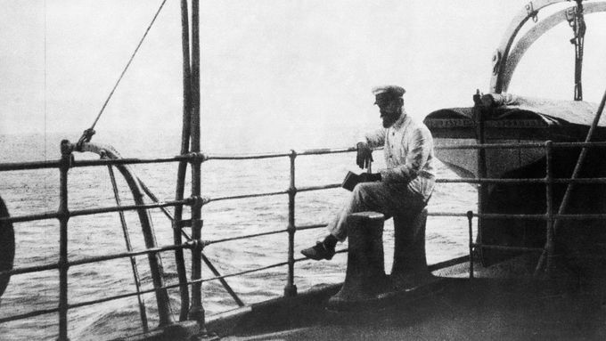 Milana Rastislava Štefánika (na palubě italské lodi Catania, nedatováno) kniha neukazuje jako třetího vzadu za Masarykem a Benešem.