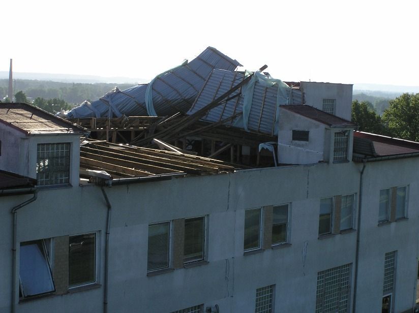 Bouřka lámala stromy a trhala střechy